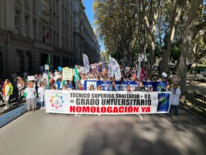 Lee más sobre el artículo Comunicado Comisión por el Grado