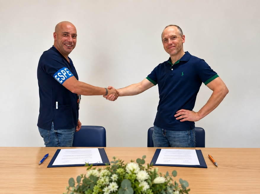 Jorge Pucholt, presidente de AVANZA, y Juan Luis Perales, secretario autonómico de SIETeSSCV, se estrechan la mano durante la firma del acuerdo de constitución de la Federación Sindical AVANZA-SIETeSSCV
